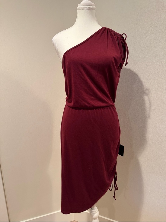 Lulus Dresses & Skirts - Lulu's One-Shoulder Wine Ruched Dress
